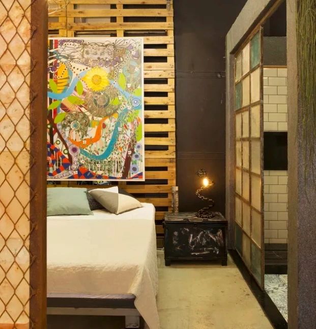 João Velloso e José Oliveira assinam o quarto de dormir _ destaque para o painel de pallets, o antigo malão de ferramentas transformado em criado-mudo e a lumin